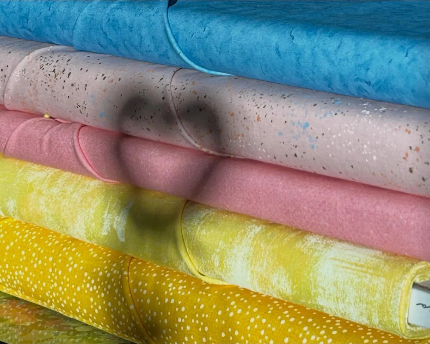 Even the sunlight loves fabric!

#create #quiltersarethebest #unraveledquiltstore #spencerindiana #sunshine