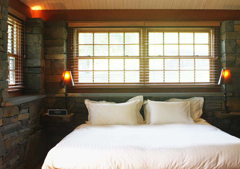 photo-stone-cottage-tempurpedic-bed-with-stone-night-tables.jpg