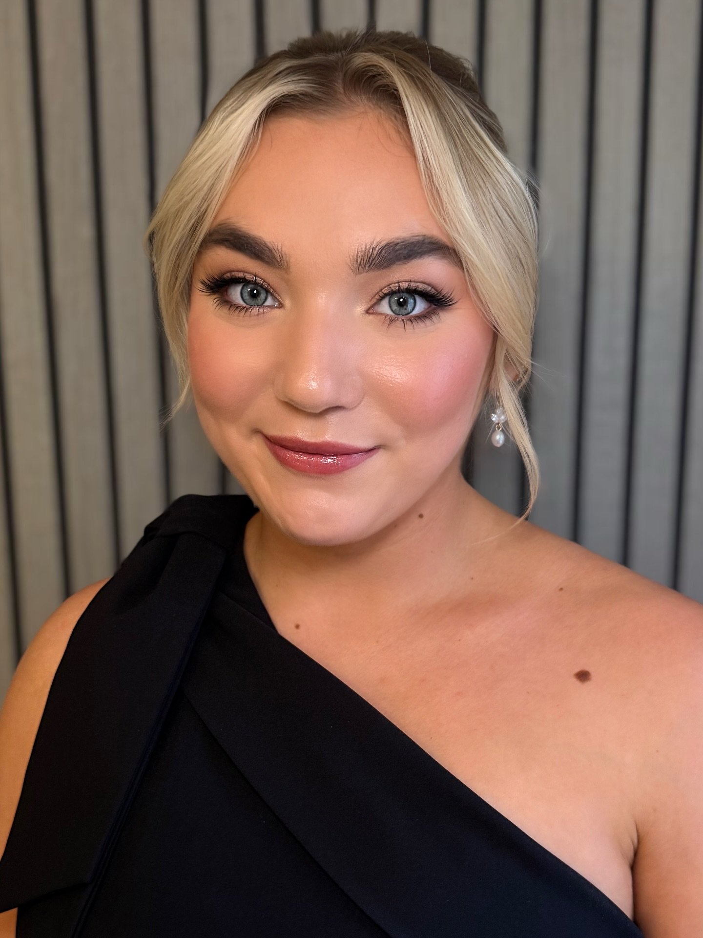 I am obsessed with big fluffy natural brows and buttery glowy skin 😍

Also, these bridesmaids dresses were stunning 🖤

#sandycove #sandycoveweddings #sandycovewedding #sandycoveilfracombe #devonwedding #devonweddings #devonweddingsupplier #devonwed