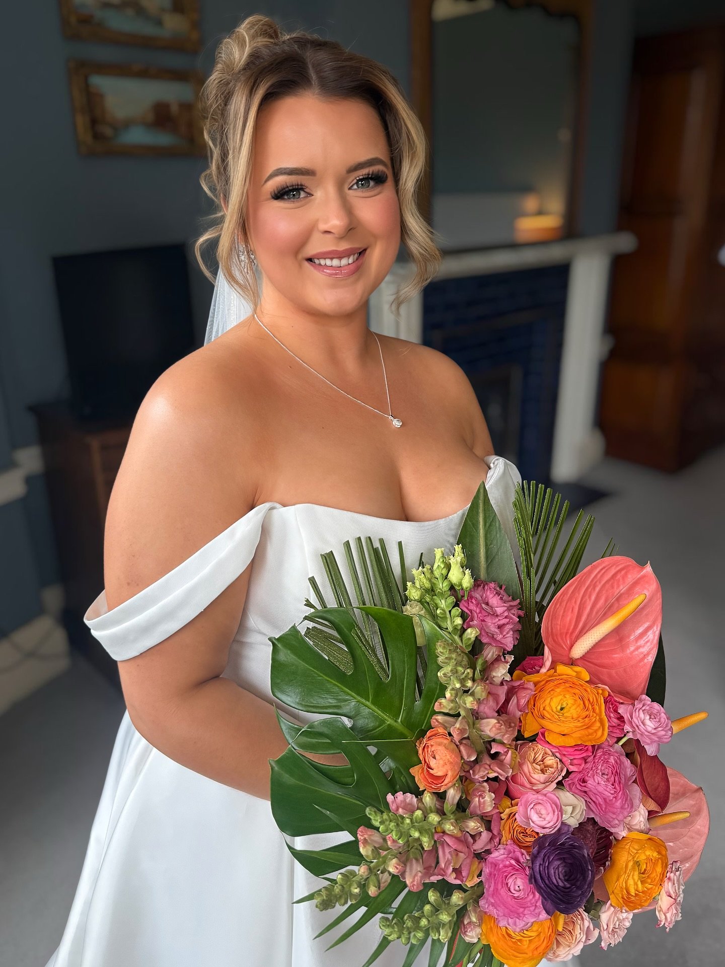 Charlotte 🤍🌺
What a gorgeous girly inside and out! Thank you for choosing me, trusting me and supporting me. 

It&rsquo;s SO important to feel like you on your wedding day so this Bride chose to wear her every day lashes to make sure she felt 100% 