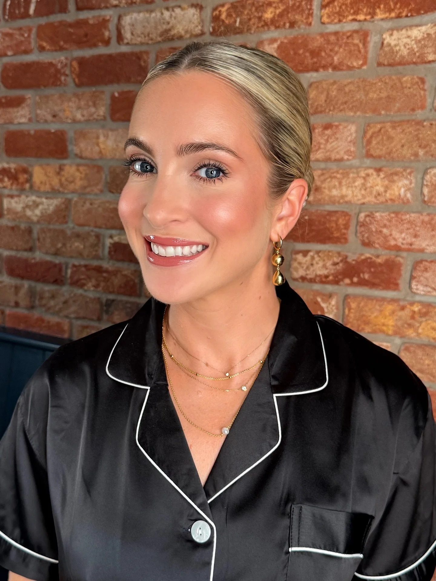 Such a nice morning getting the ladies ready for Ellies big day at Brympton. Emily had flawless skin so my signature glow just looked soo good on her! 
Safe travel back to Melbourne tomorrow 💖

#somersetwedding #weddingsomerset #somersetbride #somer