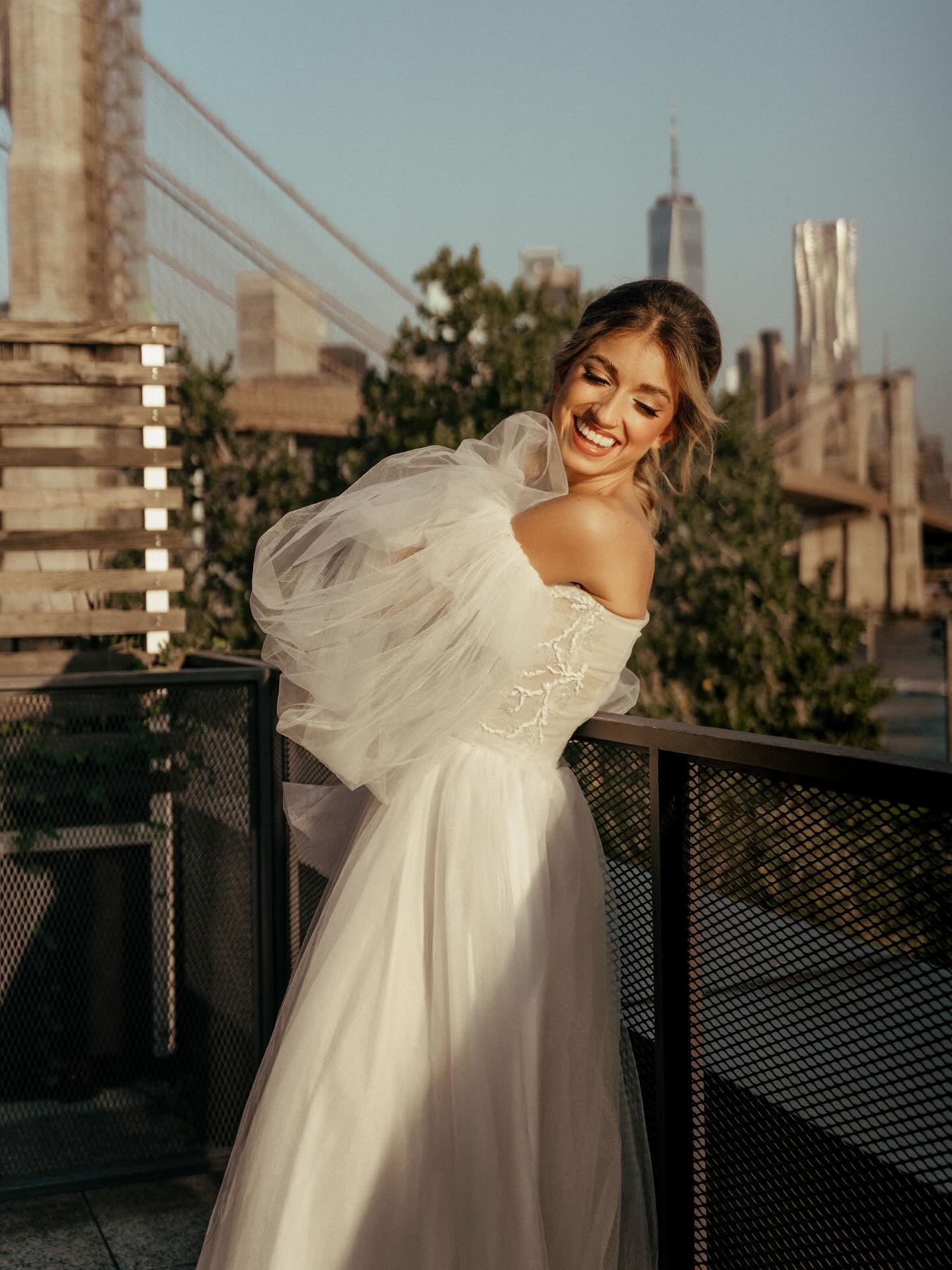 A Monday Morning throw back to a gorgeous sunrise in New York City 🇺🇸 

I remember that morning like it was yesterday because it felt like a dream come true. The drive from the hotel to Brooklyn Bridge as the sun was coming up was spectacular 🌅 

