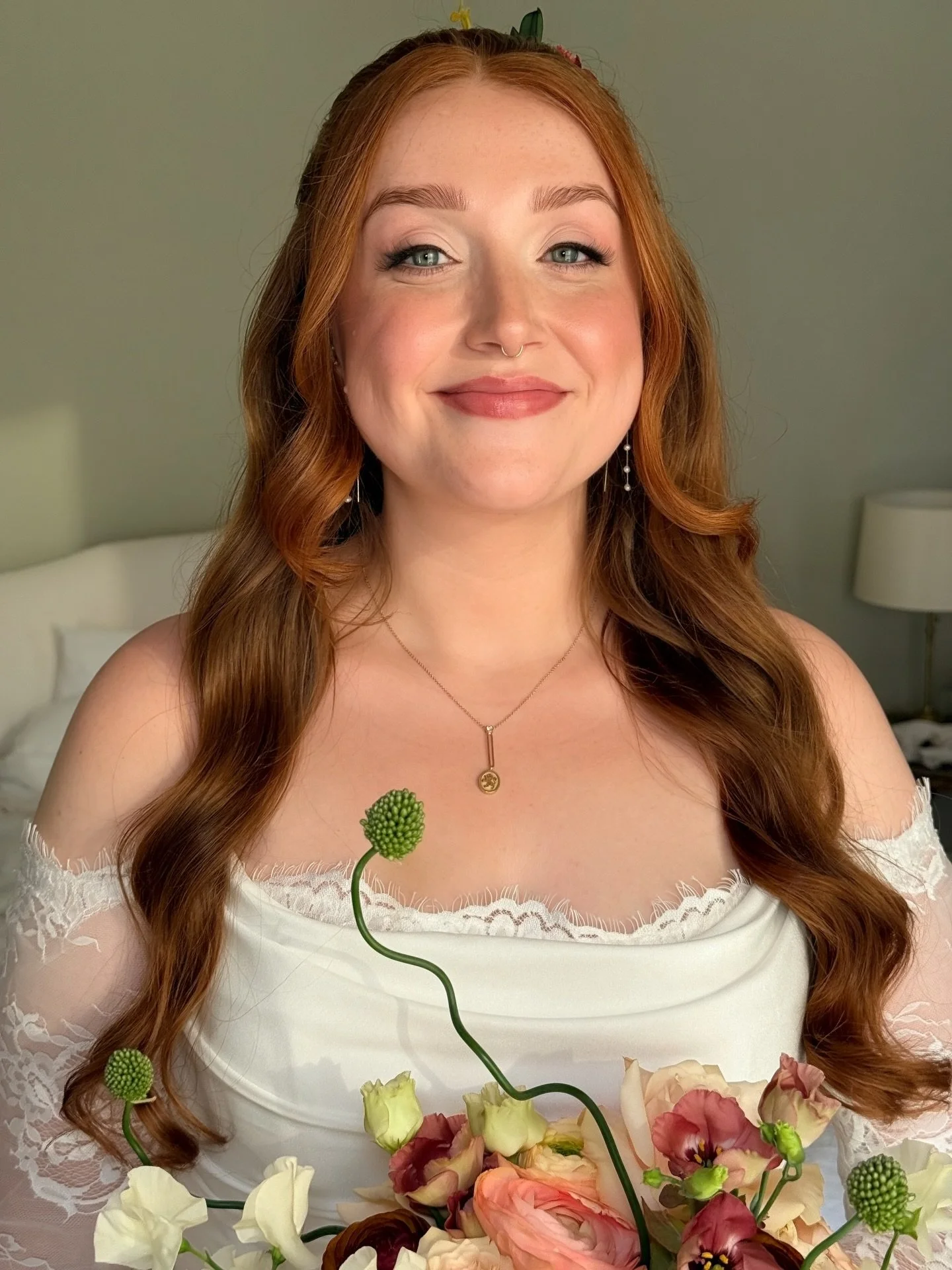 When the spring sun hits just right 🌷🌞 

#pennardhouse 
#pennardhousewedding 
#somersetbride 
#somersetmakeupartist 
#somersetbridalmakeup