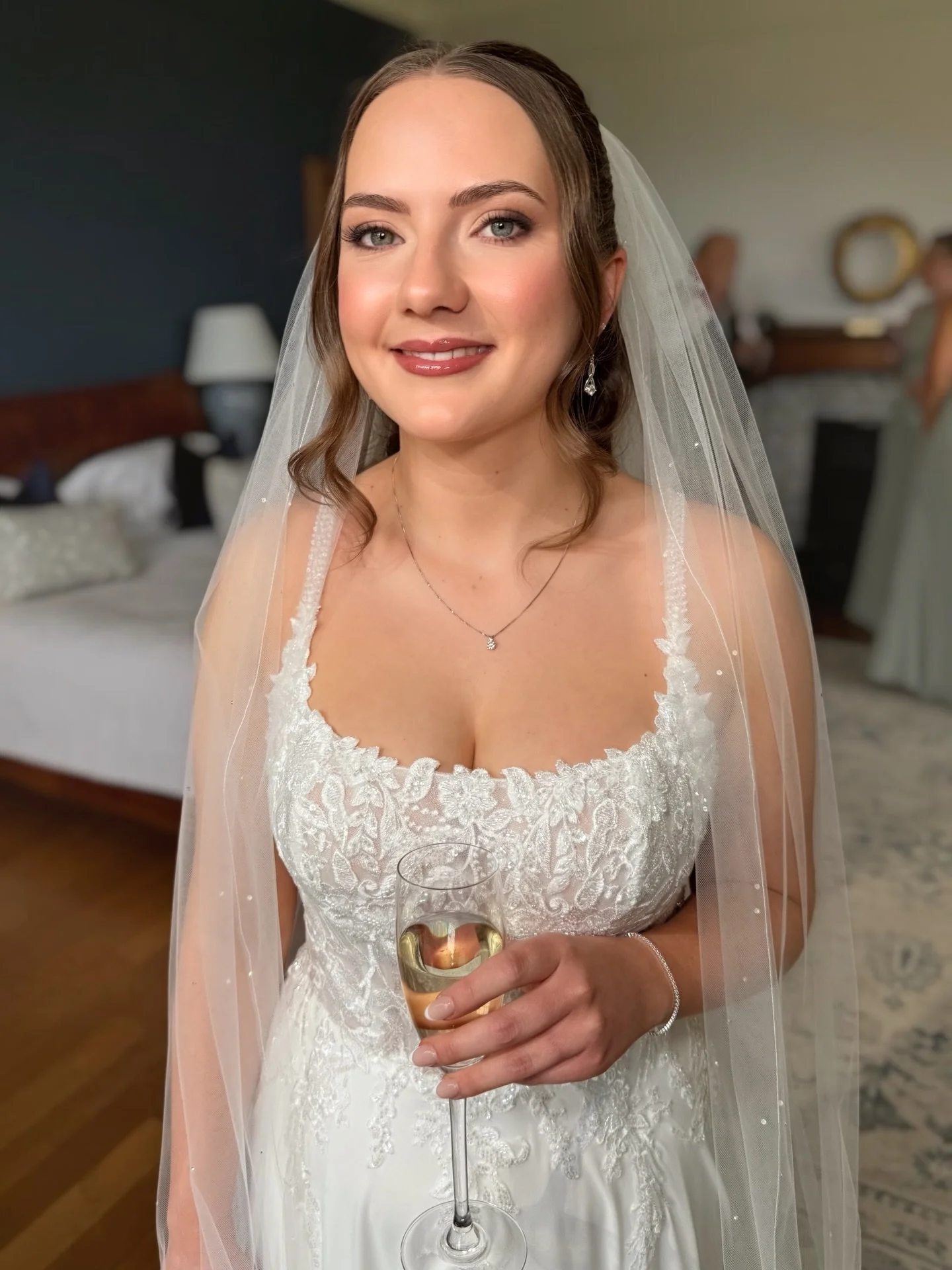 One whole week since Elizabeth became a wifeeeeee 💍 

We made a few tweaks from the look we chose at her trial and it was definitely for the best - how utterly gorgeous does she look ❤️&zwj;🔥

#coombelodge 
#coombelodgeblagdon 
#coombelodgewedding 