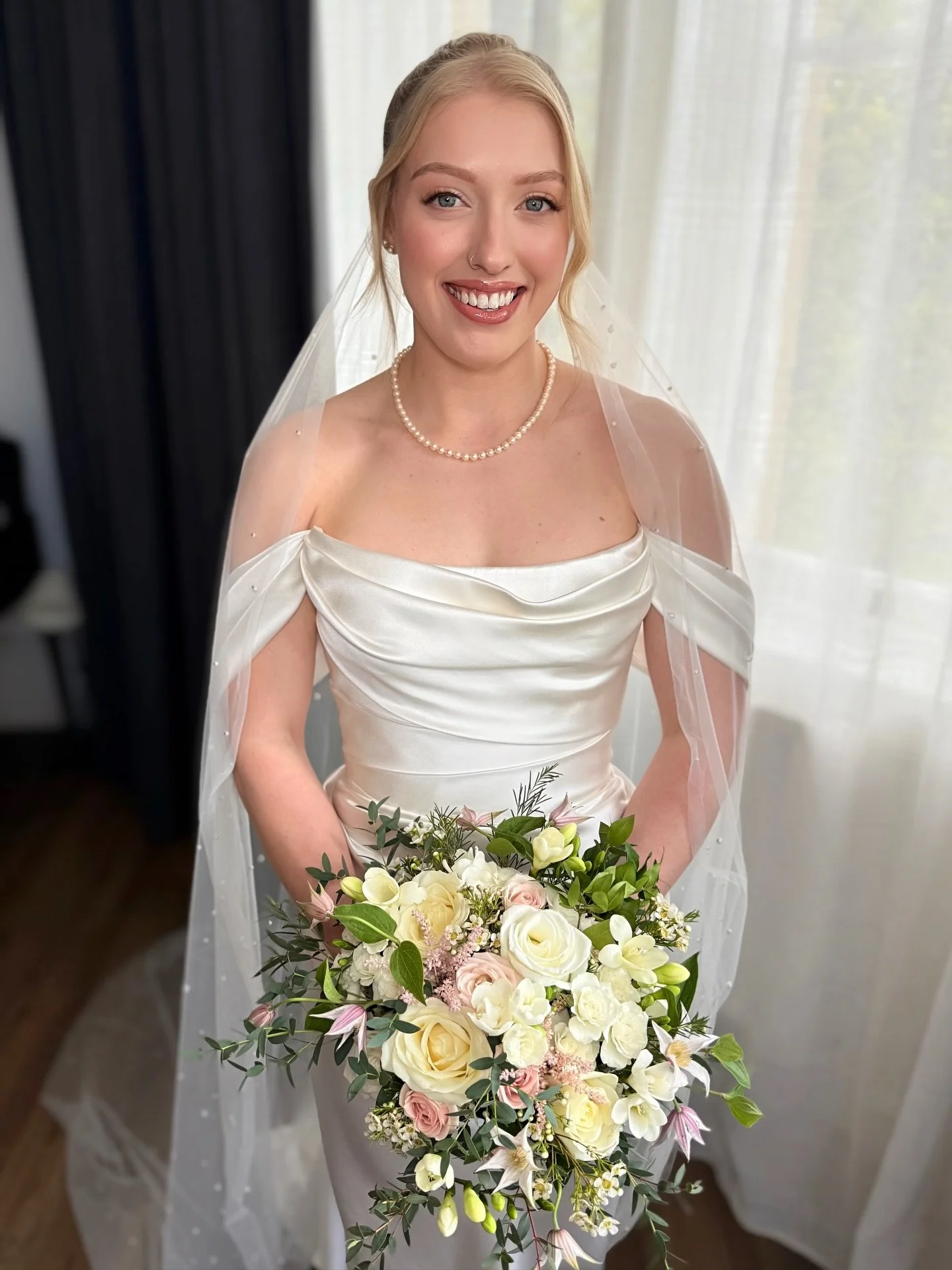 Emily is G-L-O-Wing ✨
The sunshine gods were on our side yesterday for this beautiful Brides special day. Also can we take a moment for the stunning bouquet which her Nan made 🌷🫶🏼

#tortworthcourt 
#tortworthcourtwedding 
#bristolmua 
#bristolbrid