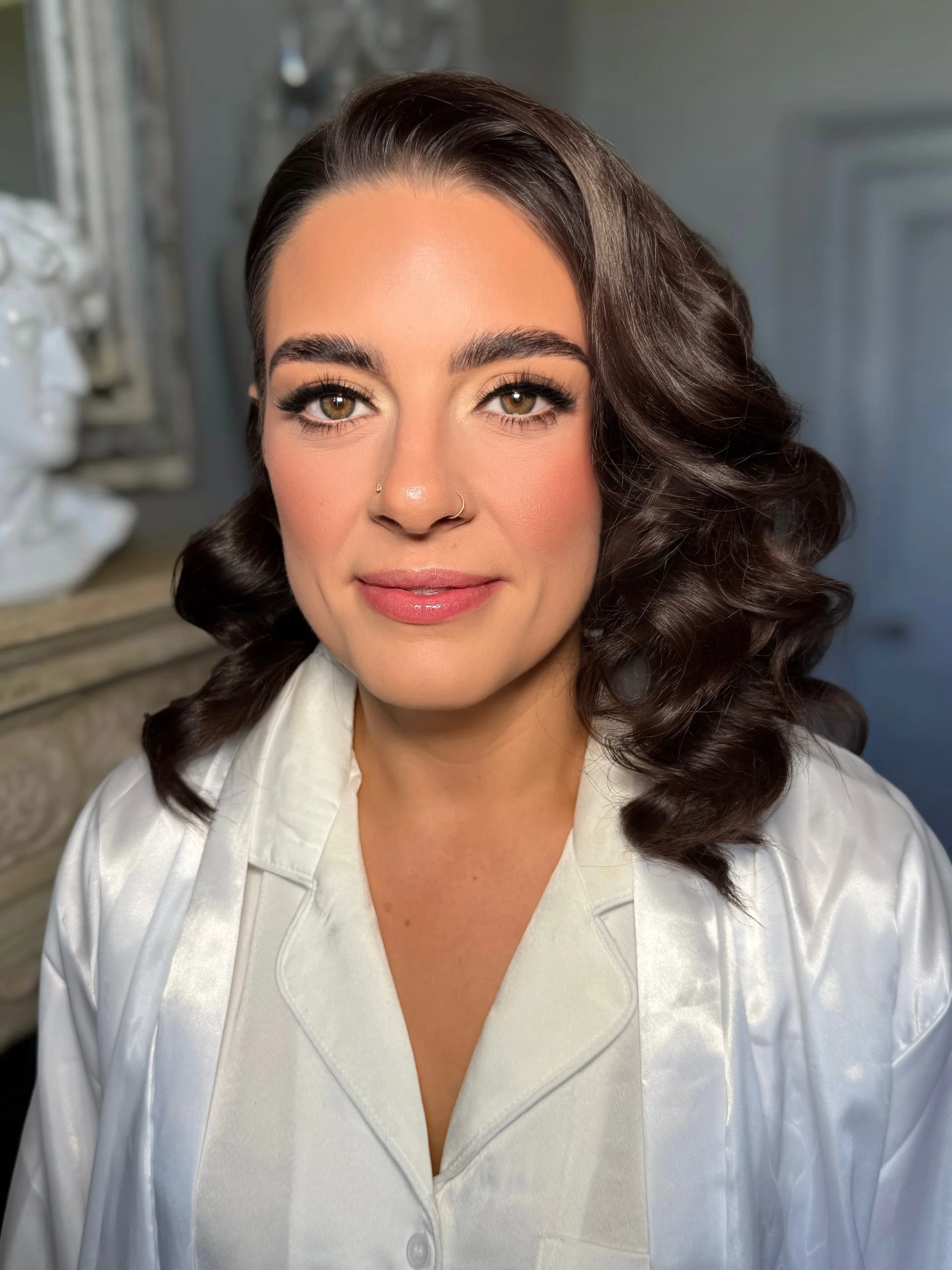 Sophie looks totally flawless 🤍
But just you wait until you see her in her dress&hellip; 👀

#clevedonhall 
#clevedonhallwedding 
#bristolmua 
#bridalmakeupbristol 
#bristolweddingmakeup