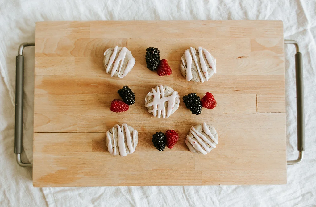  Glaze Directions   1) In a stand mixer, with a paddle attachment (or with a hand mixer with a whisk attachment), sift powdered sugar together for 30 seconds to one minute to remove any lumps.     2) Add in, one at a time, your blackberry puree and r