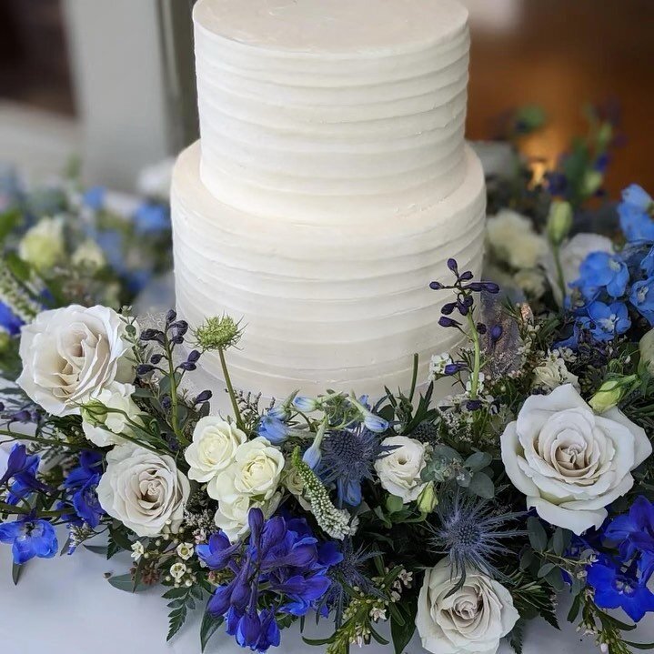 Ok, I now only book weddings that include a floral ring to elevate that cake&hellip;.I mean&hellip;delish!🏹💐💙🤩