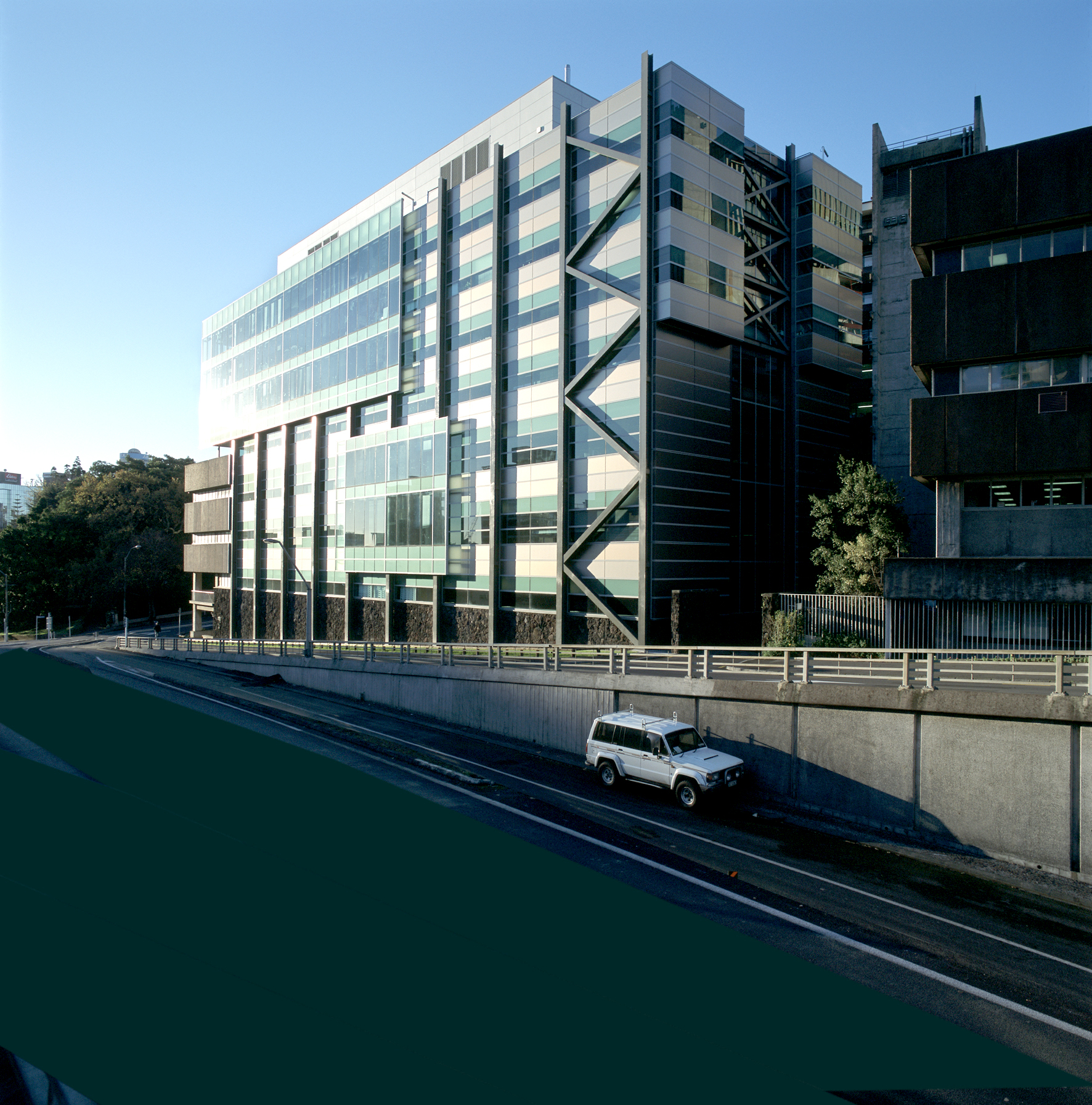 University Of Auckland Building 303 S&T’s Engineers have brought innovative Building Services solutions to this refurbishment of the University of Auckland’s Physics Building (303). The building, completed in the late 1960’s, has undergone various updates over the past few years including an S&T-designed seven-level extension. 