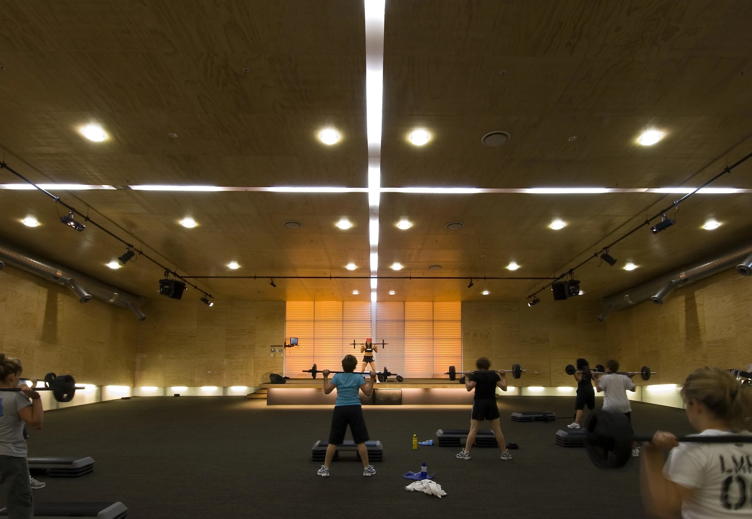 Les Mills World of Fitness Lower Hutt The Hutt gymnasium facility redefines the genre, providing its members with an energising and constantly dynamic environment to achieve the results they are looking for. From the moment you enter the doors and see the welcoming `Hi’ on the reception desk, you are transported to a place of extraordinary light, movement and sound. Huge, expansively-lit walls are saturated with colours and patterns that can change within the hour. Lighting at ground level creates the illusion of floating elements- whether they are performance stages, walls or lockers. 