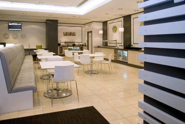 AA_EmperorLounge_03_web_600_403_85.jpg