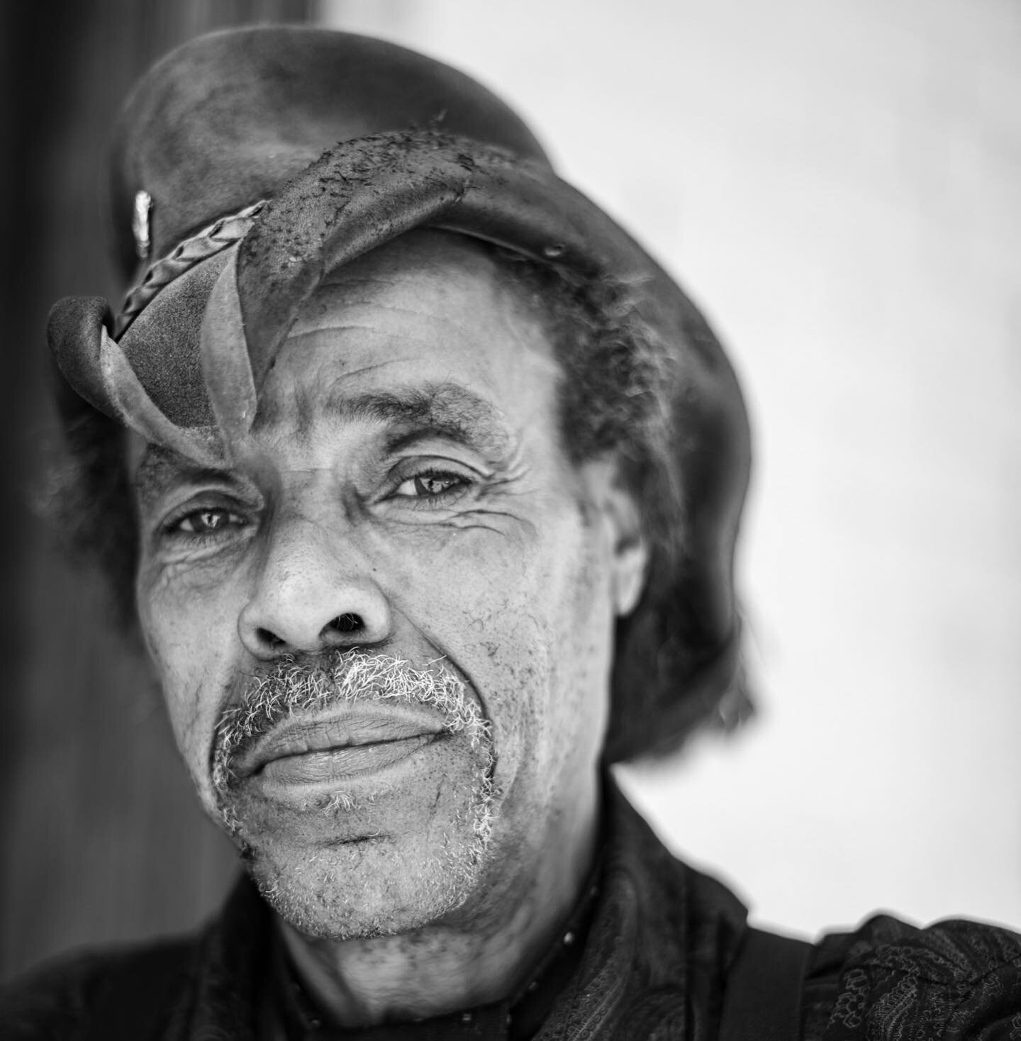 Chris
.
Look close enough and you&rsquo;ll see Inside my soul.
.
6th street
.
.
May 2023
.

.

San Francisco , Ca 2023
.

#street_macadam  #ic_portrait #portrait photography #portraits_life #sanfrancisco #streetphotography_bw #bnw #streetlife #ig_cap