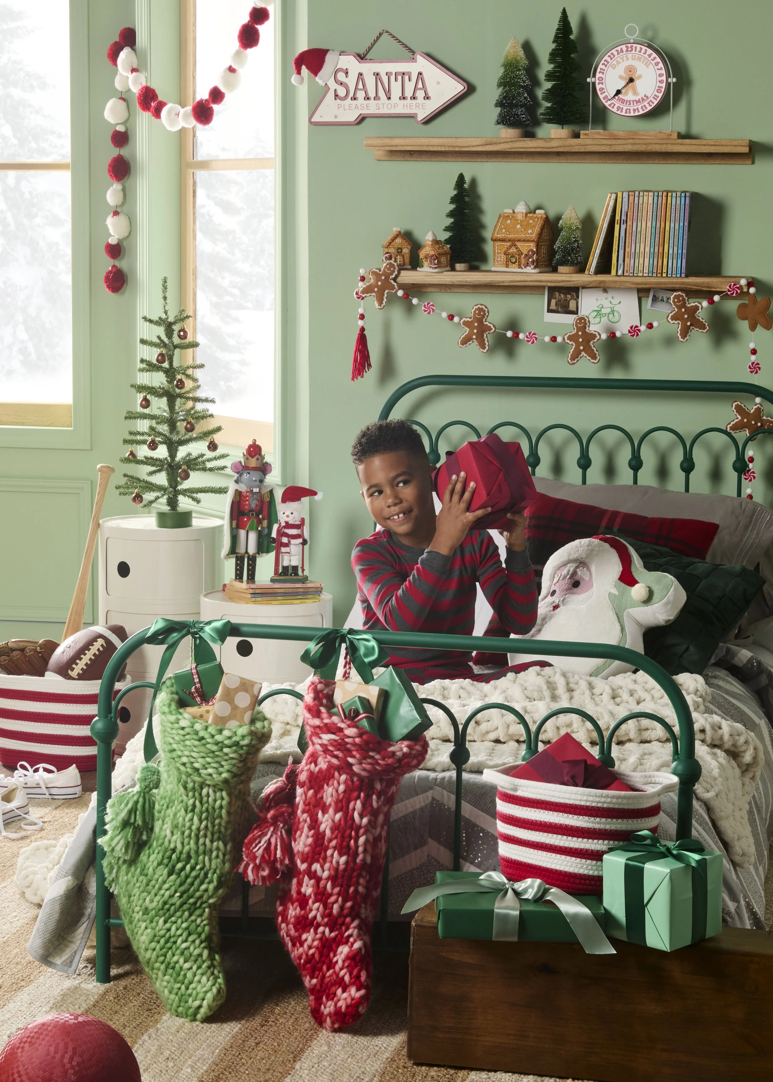 3225-11011_FW31-38 Holiday FOS_Table Graphic 1 copy.jpg