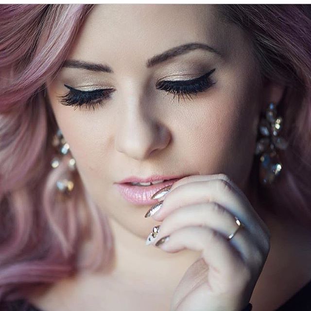 You had us at #pinkhair 👩🏻&zwj;🎤 Plus, @boudoir_studio looks great in everything- especially our #JaynaEarring! ・・・
#Repost @marceerae with @repostapp
・・・
Loving this beauty shot of the incredibly talented and super gorgeous @boudoir_studio! Stunn