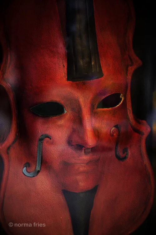IT214: "Venice: red violin mask"