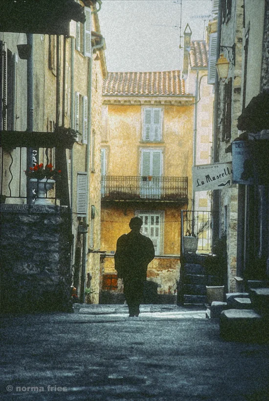 TU720: "South France: woman walking"