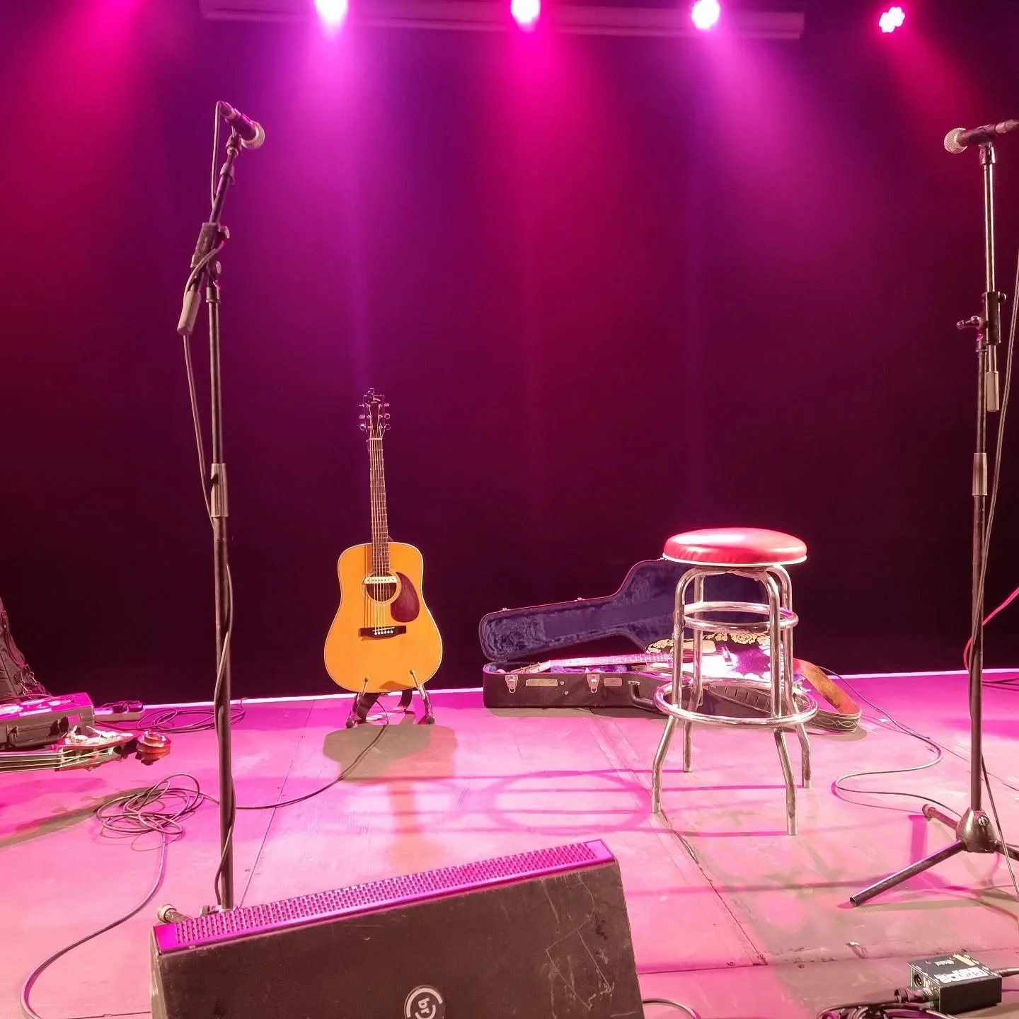 Calm before the storm at @actheatrekc last night with @martywildeinconcert @darrelhighammusic, meself and Adam Miles!
Great night! Marty was off the scale! Thanks to everyone who came to the sellout  show, and thanks for all the staff and crew too!