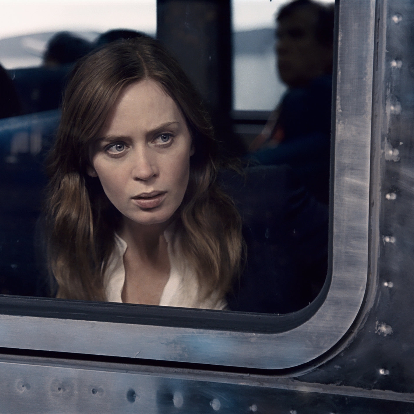 the-girl-on-the-train-emily-blunt.jpg