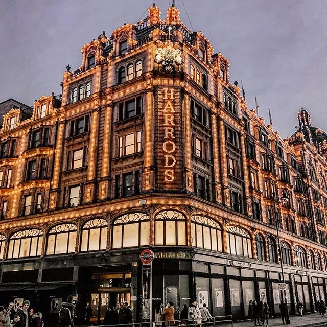 certain things in life are just elevated with the holidays: trees (in general), hot drinks (hi Bailey's!), and ...Harrods. ✨