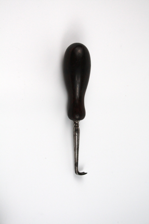 Surg - Dental Elevator vs Angular Root Extractor.png