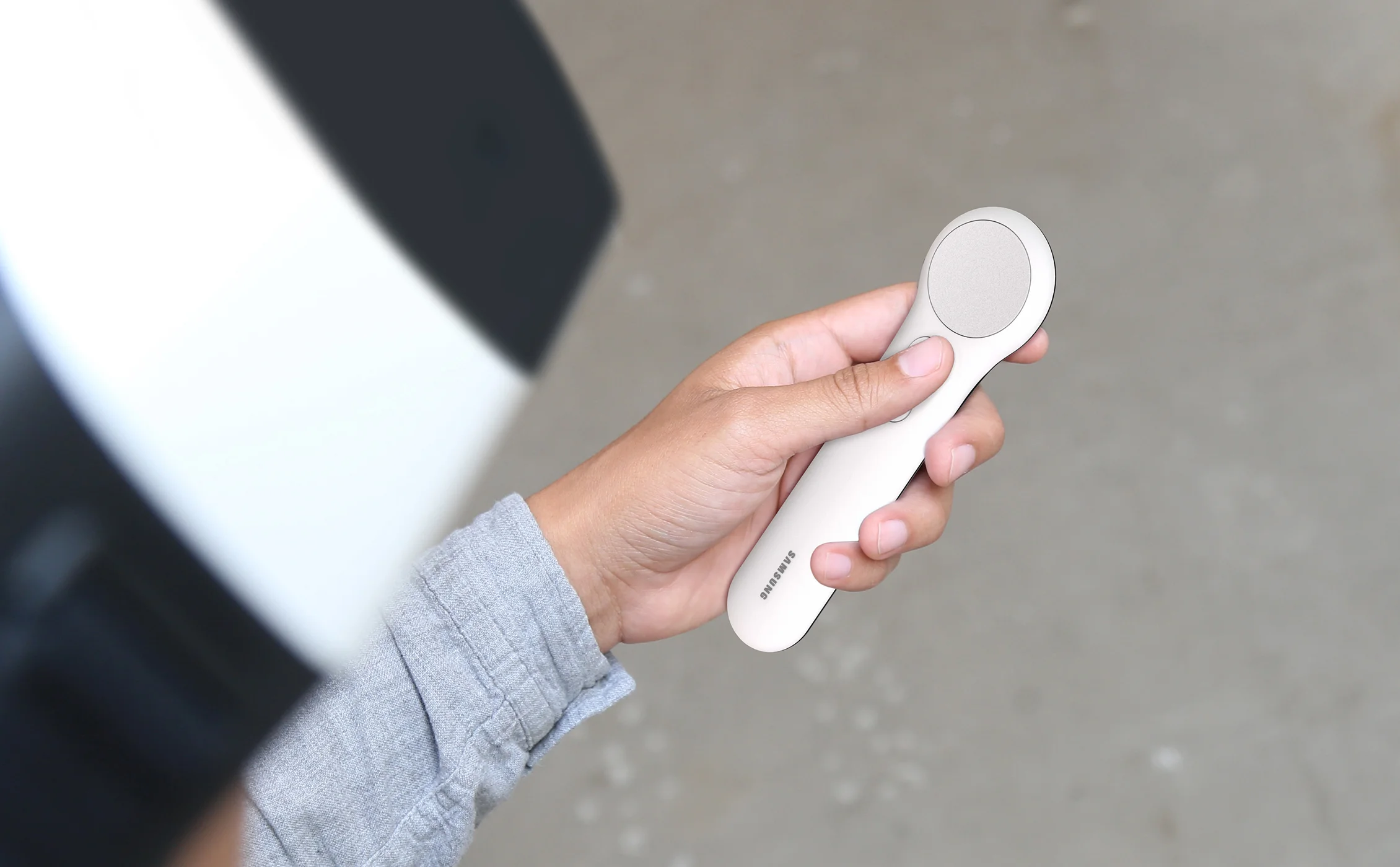 Samsung vr headset remote in hand