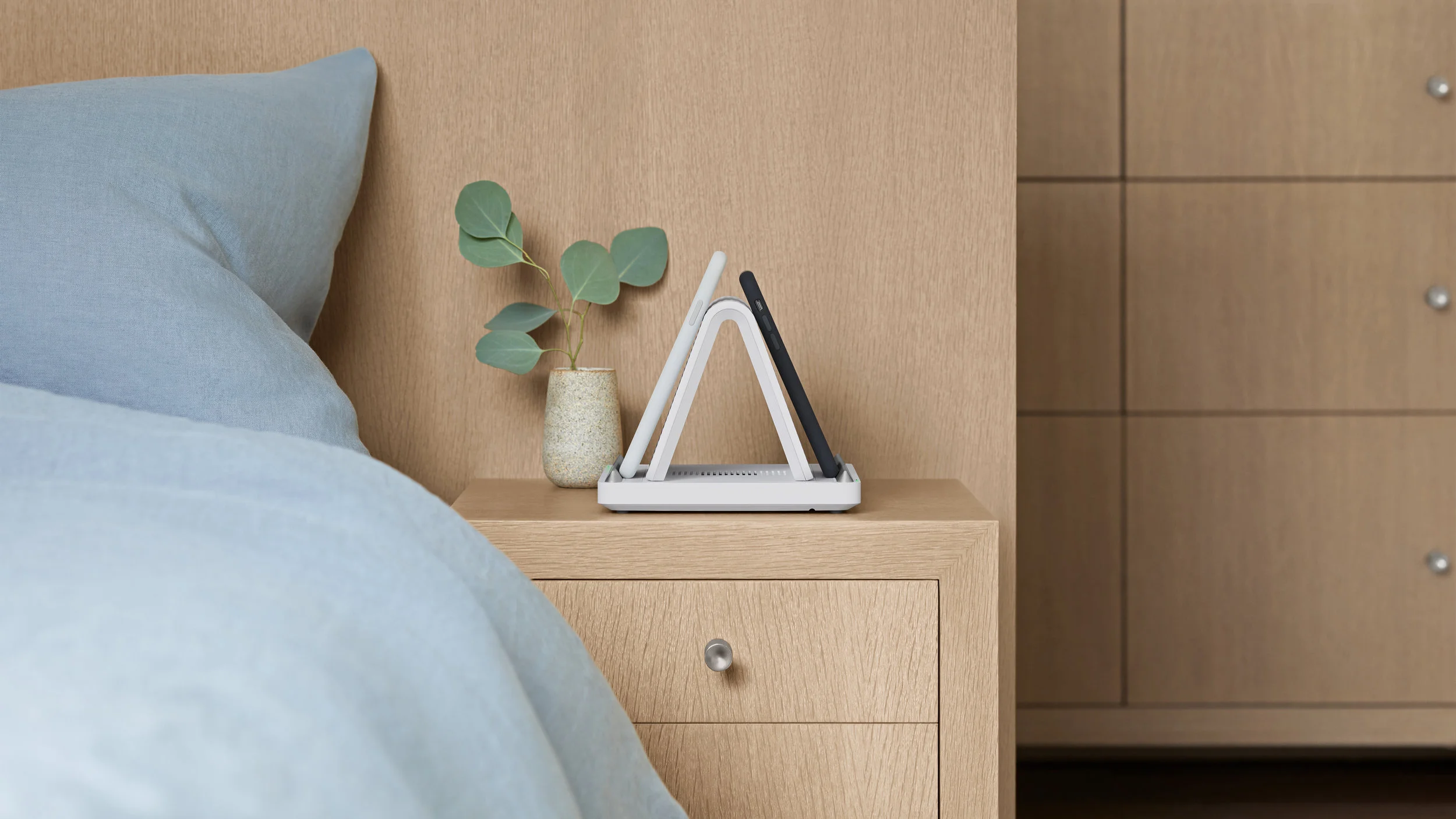 Spansive source charger bedside tabel