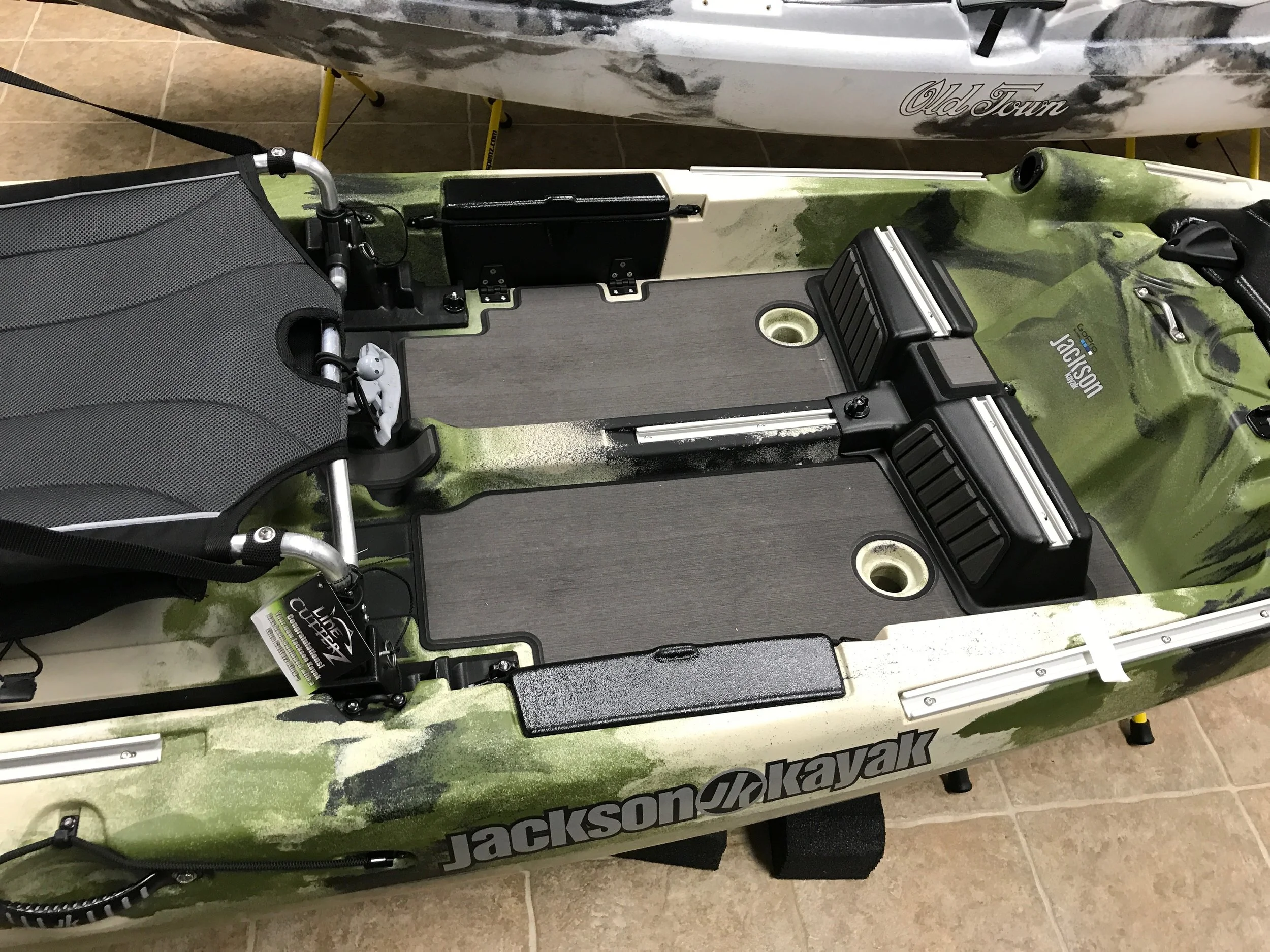 The Mayfly has a clean open cockpit designed to minimizes fly line tangles.