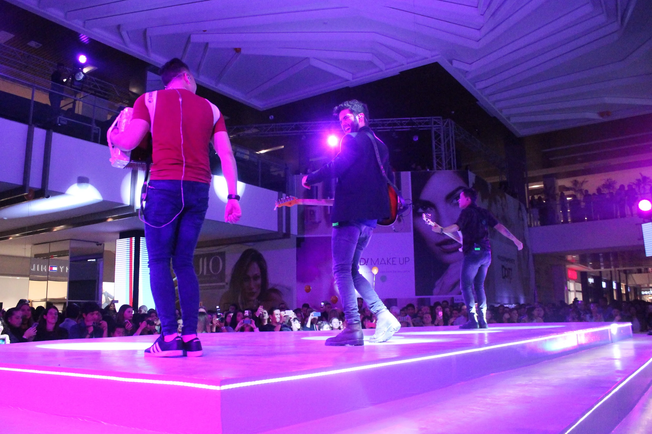 Fanny Lu celebra junto al Jockey Plaza