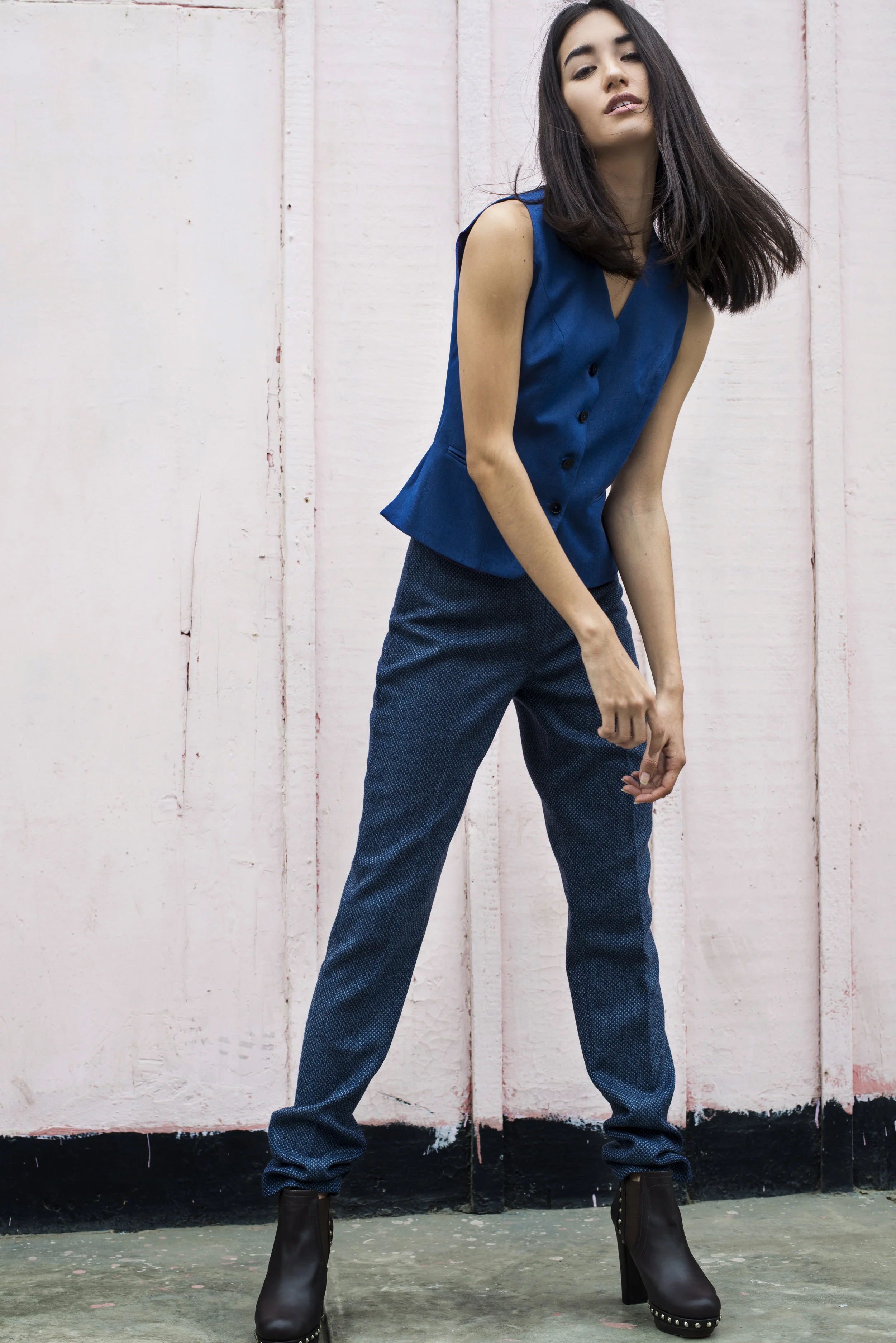 Blazer y pantalón de lanilla, YIRKO SIVIRICH. Botines con taco, DONNA CATIVA.