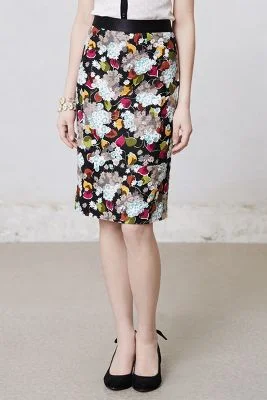 Ejm: Falda floral con fondo negro, cinturón y zapatos igual.
