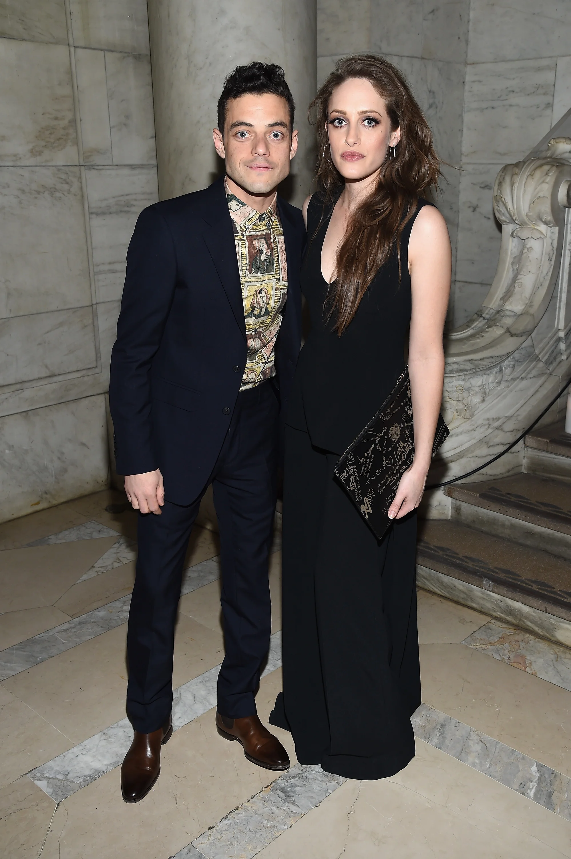Rami Malek y Carly Chaikin