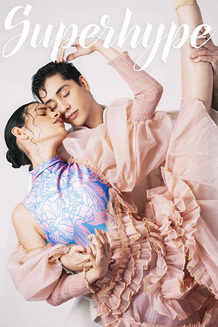 Massiel usando vestido de la colección Matriarcado de ANNAISS YUCRA, Brian usando abrigo de THE 13 SNAKE PROJECT