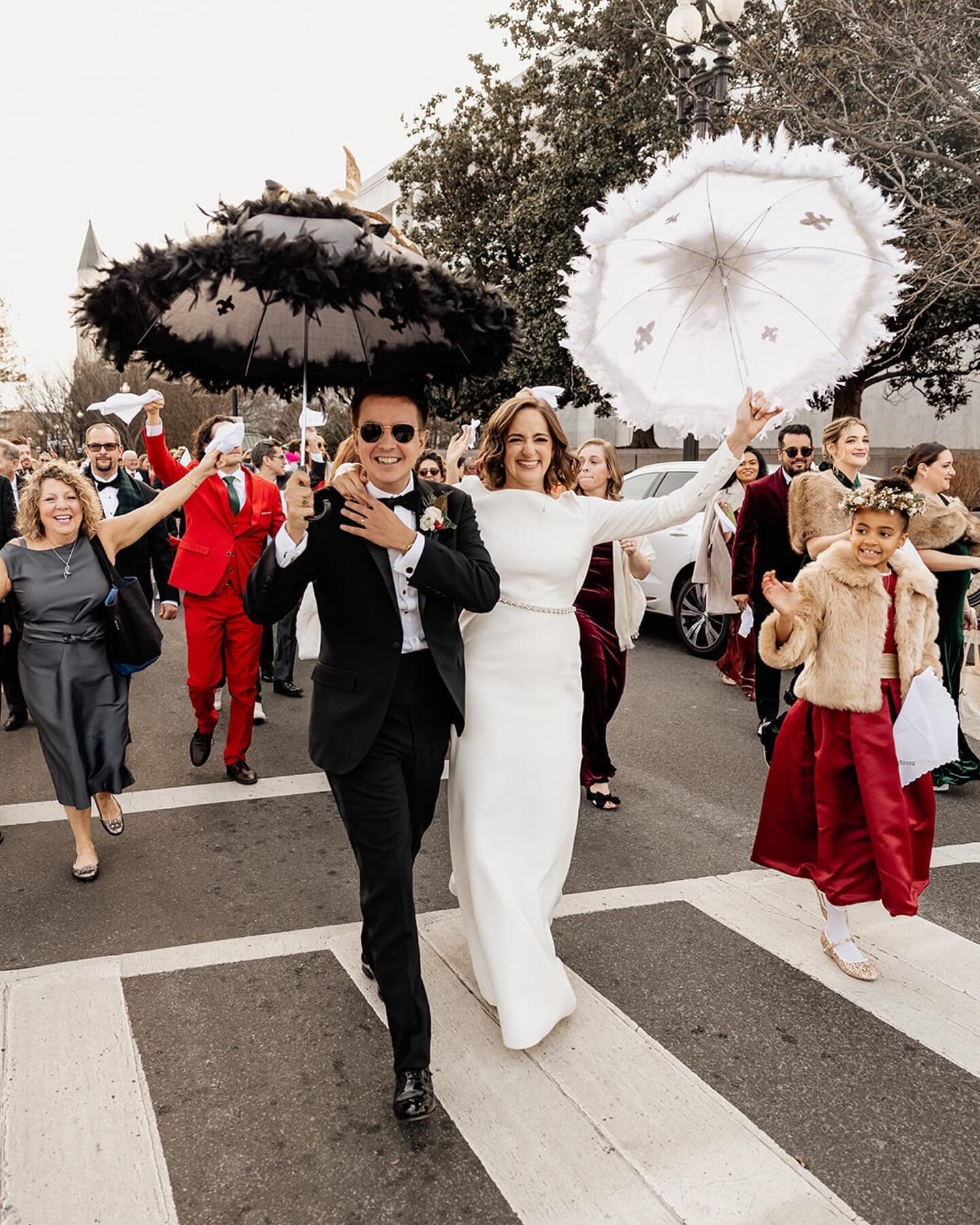 BIG fan of this Second Line for Molly and Alex&rsquo;s New Orleans-inspired December wedding. Alex grew up in NOLA and plays the tuba! 
⠀⠀⠀⠀⠀⠀⠀⠀⠀
The band, the parade, the dancing- it was all perfect 🥳. 
⠀⠀⠀⠀⠀⠀⠀⠀⠀
Highly recommend for anyone looking
