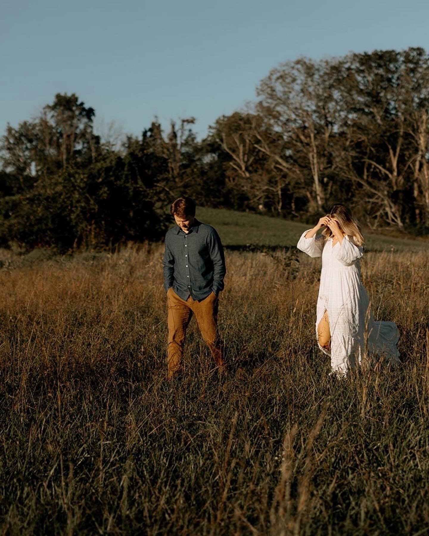 Sometimes I have sessions that live rent-free 🏠 in my head. 
⠀⠀⠀⠀⠀⠀⠀⠀⠀
Love an open field, a flowy dress and LOTS of ❤️.