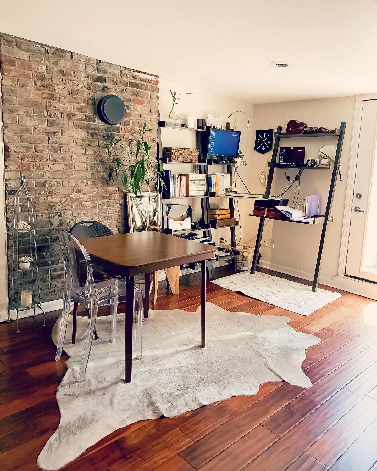 My home office was featured in our internal company magazine and it was basically my version of being featured in @archdigest. Welcome to my creative space! ✨ I do the majority of my work at my &ldquo;standing desk&rdquo; (by the monitor in the corne