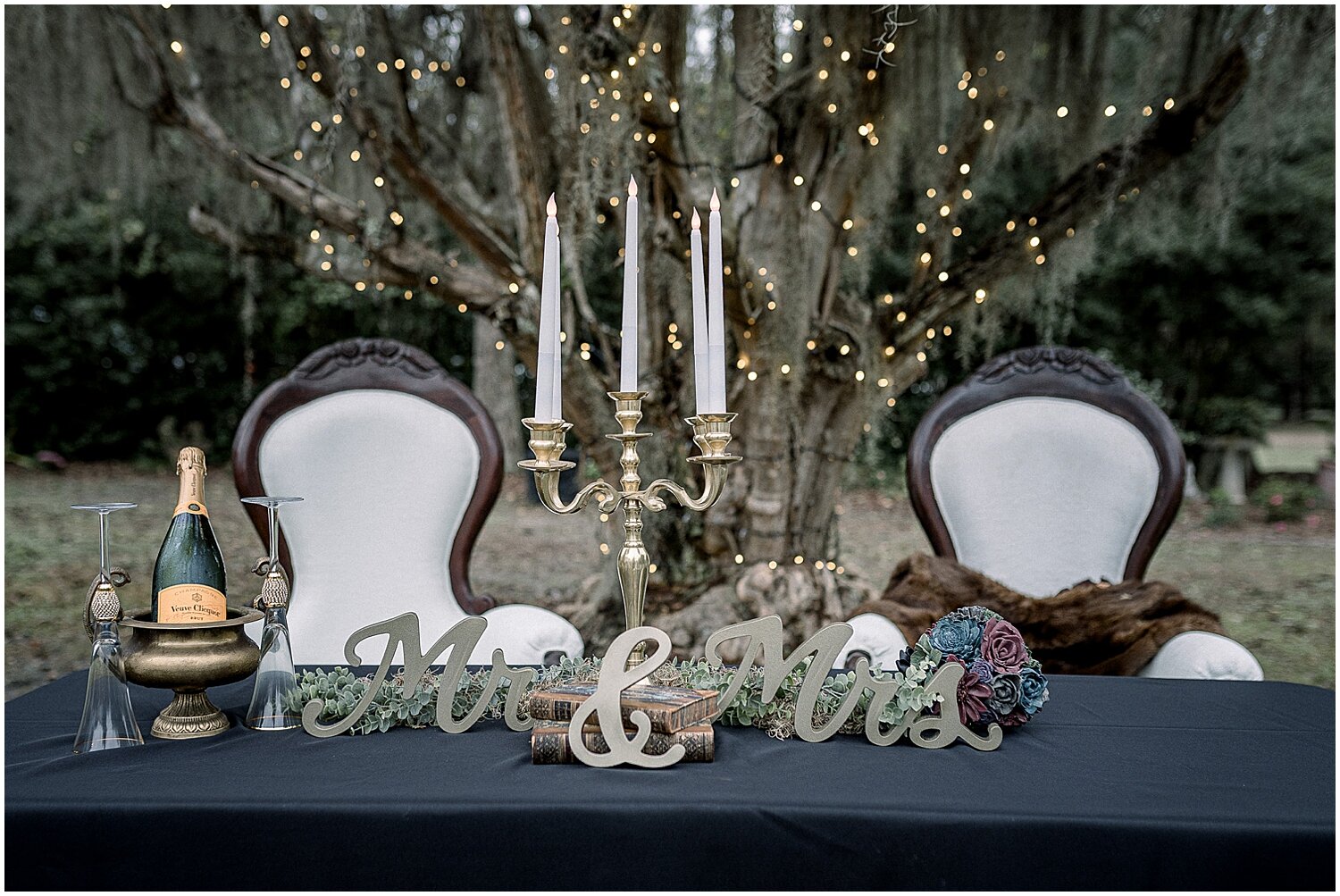  Bride and groom’s sweetheart table 