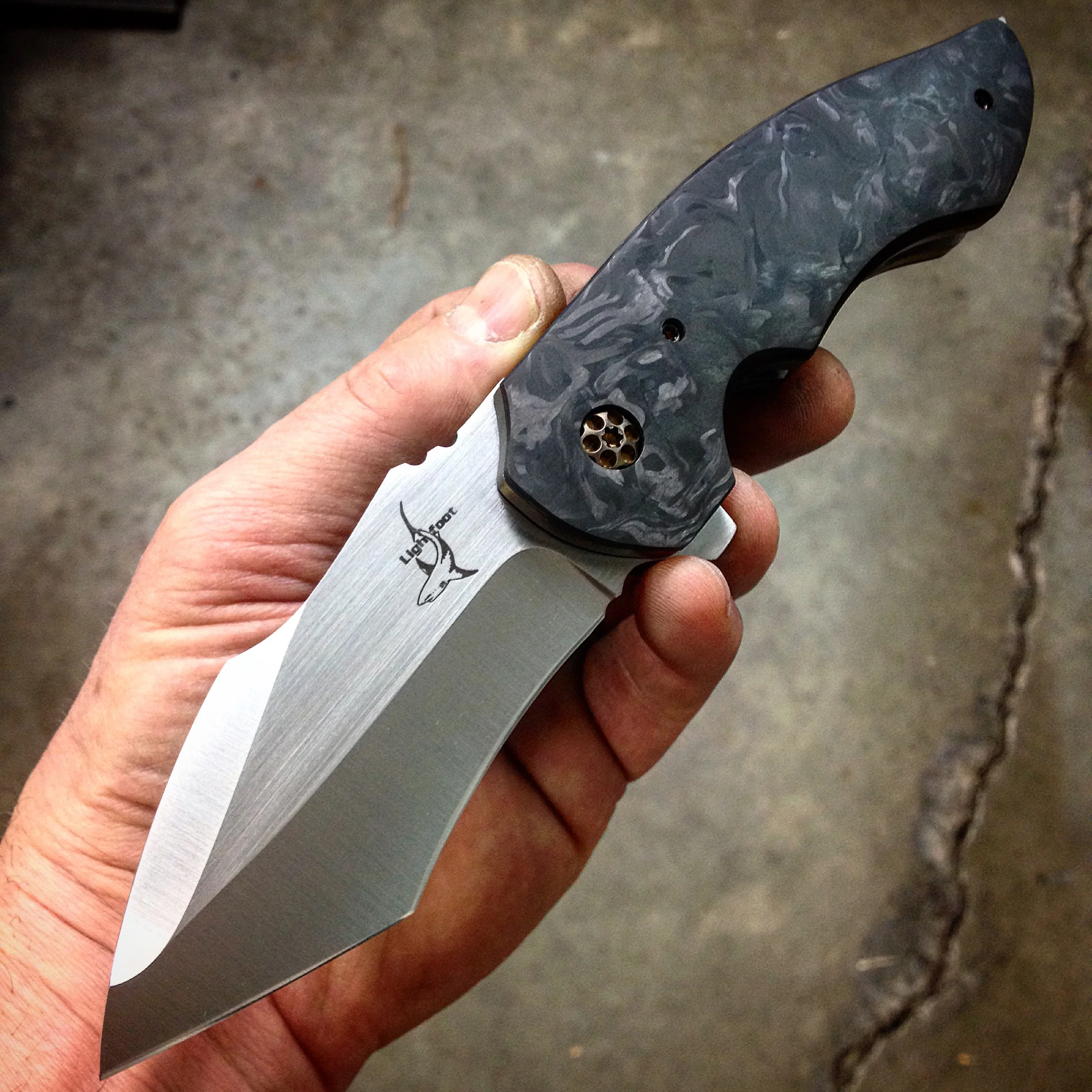 Pit Boss in marbled carbon fibre with satin blade
