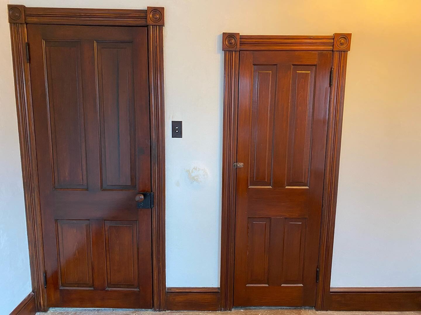 Few pictures from a refinished door in the Wildwood house bedroom. Started out with lots of white paint that I removed with heat and then chemicals. Then sanding and cleaning. Stained it with linseed oil paint from @earthandflax and then finished wit