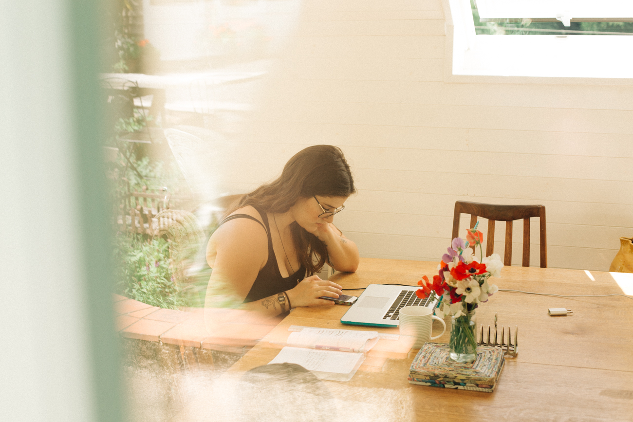 Linda catches up on work in Paradise, Image by Kinlake Creative