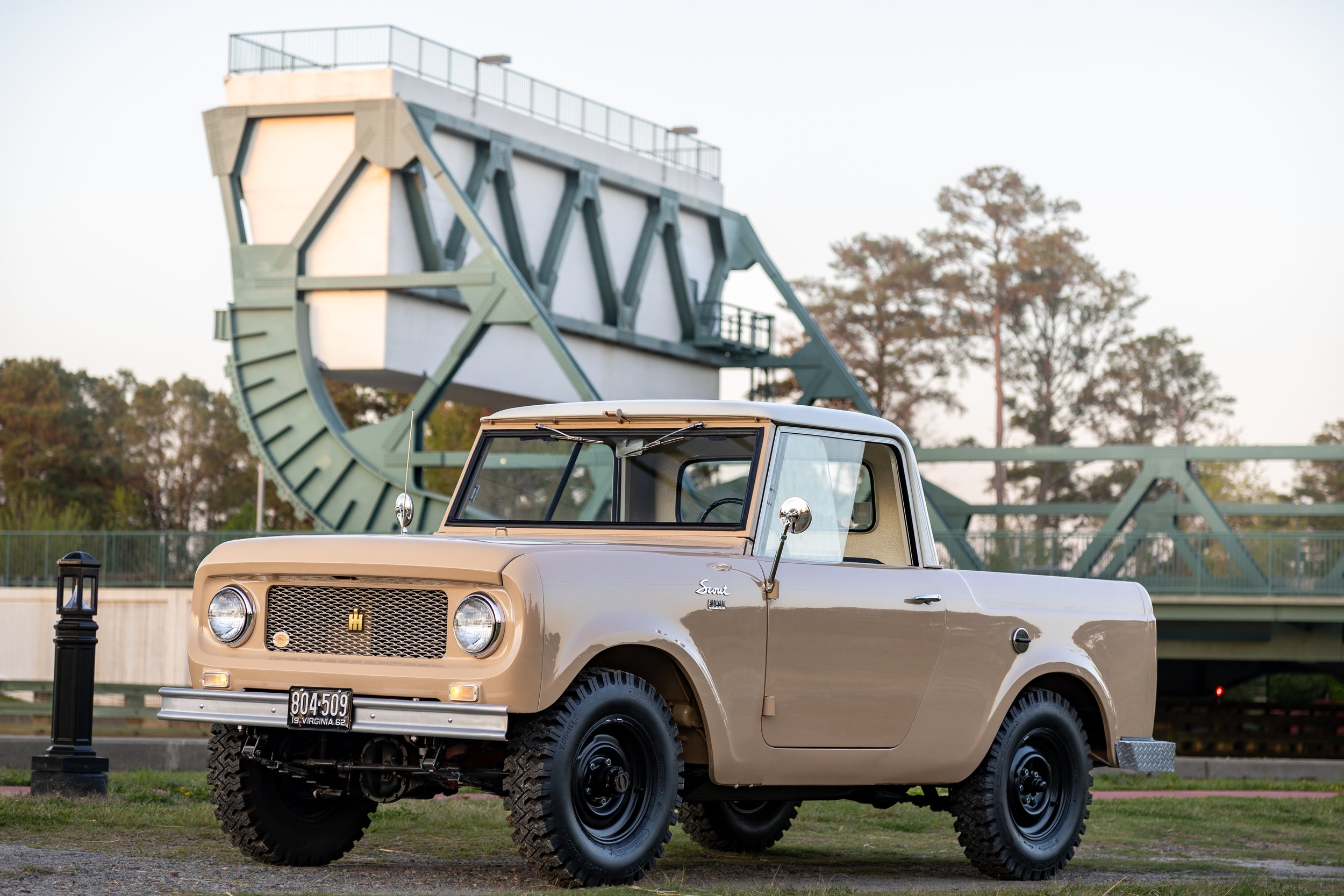 62 IH Scout Beauty 01.JPG