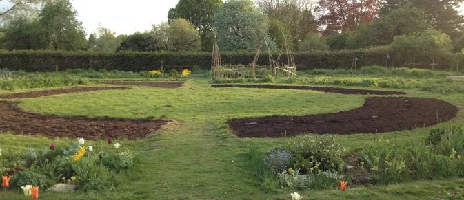 Finally, we found the right conditions and time to sow the annual and perennial Pictorial Meadow beds. We have Velvet and Pastel mix in the triangular one; Velvet in the two annual beds (to the left here) and Tuscan Hills in the two perennial beds (to the right). We are a bit short of hills here, and probably Tuscan weather too... but it was the best mix for Spring sowing.