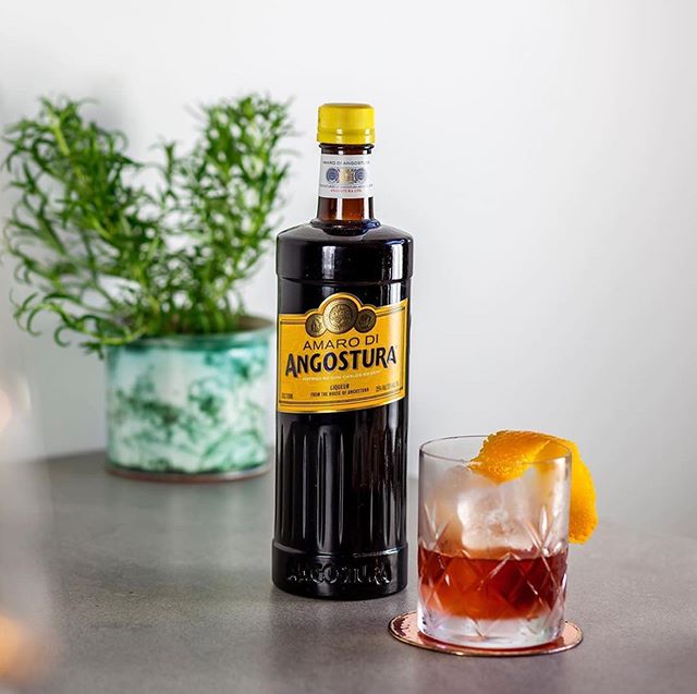 Take it easy with this time-saving twist on a classic! The Lazy Old Fashioned is a perfect #lifehack
15ml Amaro Di Angostura - 40ml whiskey / bourbon - Orange twist - Fill a rocks glass with ice and add Amaro di Angostura & brown spirit - Top with an orange twist and stir for 30 seconds
You are welcome 🤩