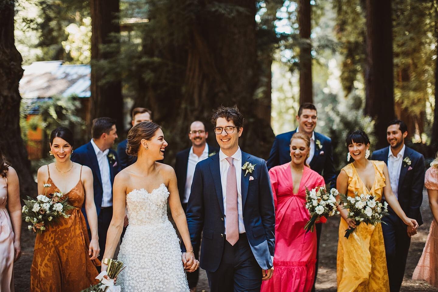 This colorful wedding in the woods has my heart.🤍

Planning : @barielexaevents
Floral Design : @revelfloral
Venue : @the.brambles @themadrones
Band : @benmallareentertainment
Rentals : @encoreeventsrentals
Linens : @latavolalinen
Beauty : @camillego