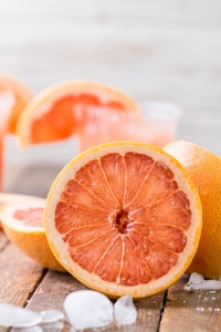 . Ingredients 1/3 cup freshly squeezed red grapefruit juice 2 tablespoons good quality vodka (I love Pearl!) course sea salt for rim grapefruit slice for garnish 1 cup crushed ice Instructions Wet the rim of your glass with water or the grapefruit slice. Dip in sea salt. Fill glass with crushed ice. Combine juice and vodka in shaker and shake or stir to combine. Pour over glass. Enjoy!