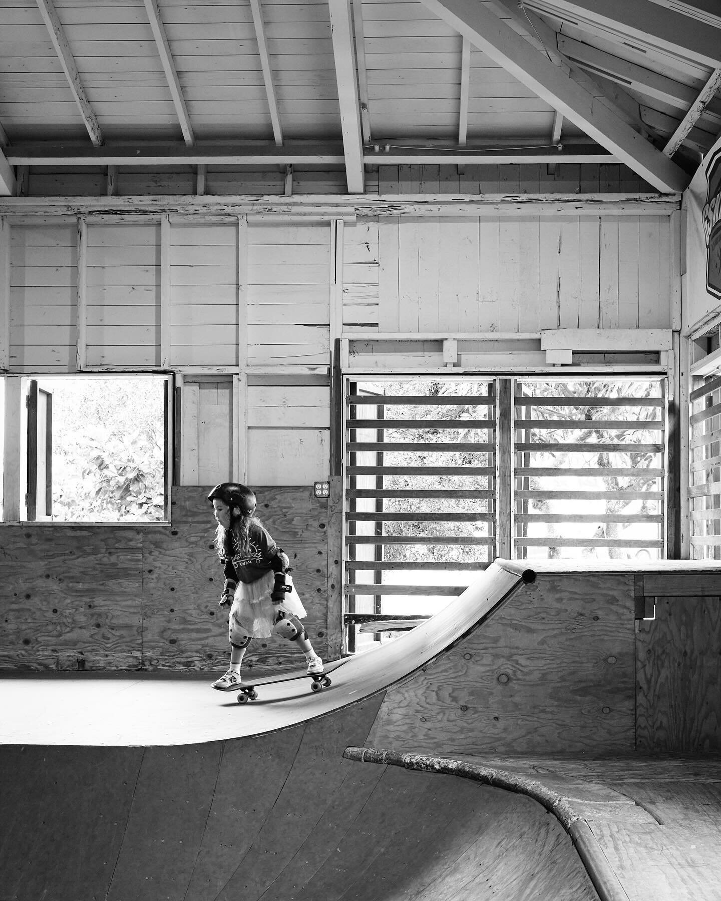 🛹 Proud dad moment 

A big thank you to Willy Akers @sunsetskates for teaching this little Grom how to skate. Looks like a mini ramp is in our near future.

Photo @treasurbite 

#willyakers #lennonashleylett