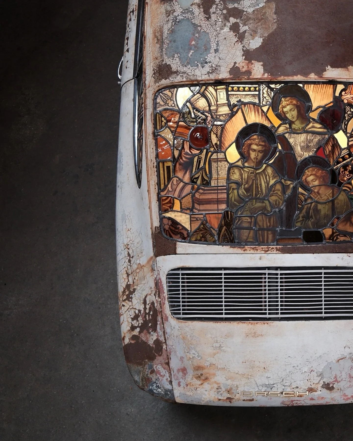 The Intersection of ruin and reverence &bull;  Masterpiece by @glasscowboyy 

#porscheartdaily #porscheart #stainedglass #stainedglassporsche #artcar #porsche #bentuna