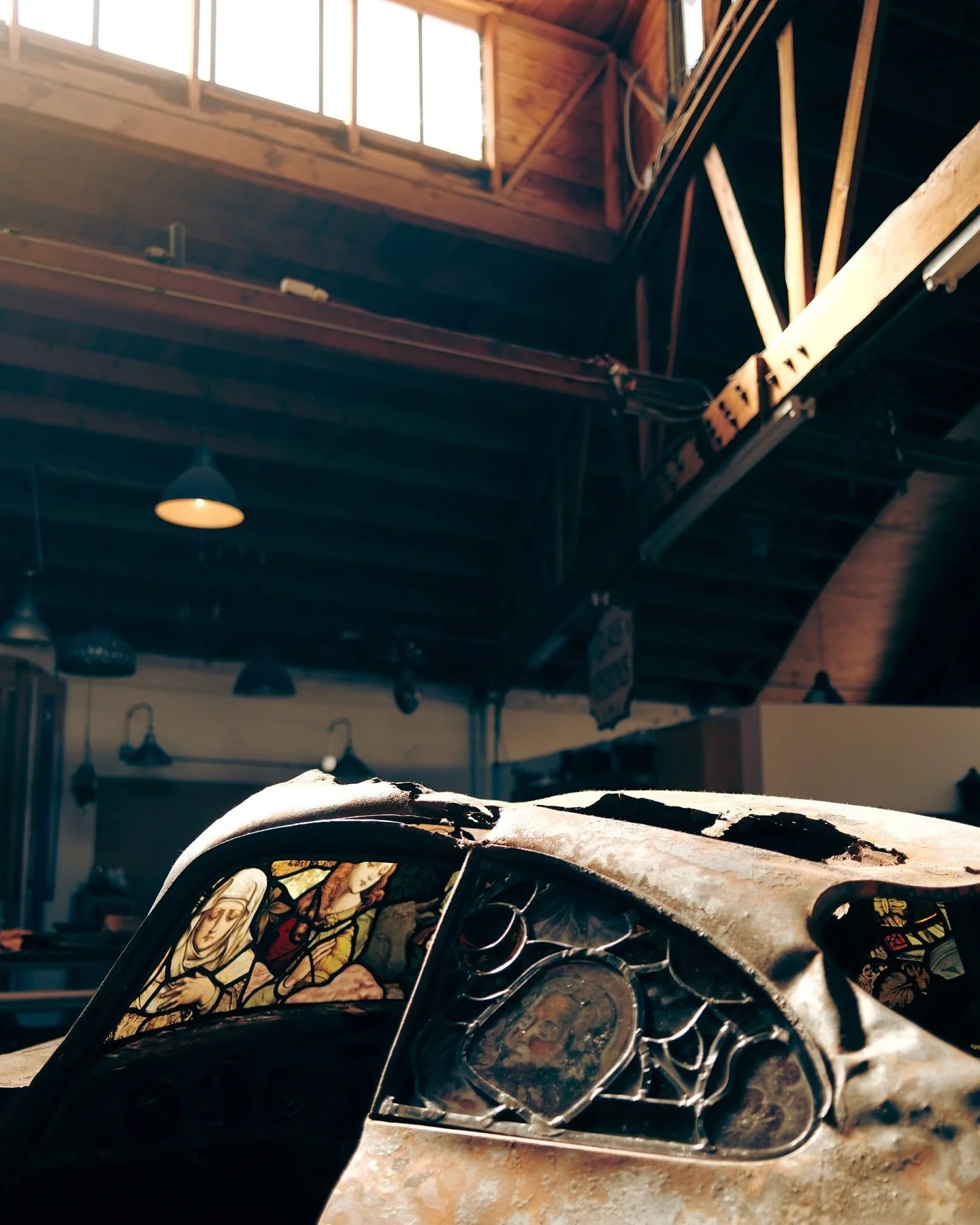 Returning to Life &bull; 2025
In studio with @glasscowboyy

#stainedglass #stainedglassporsche #porsche #porsche356 #artcar #bentuna