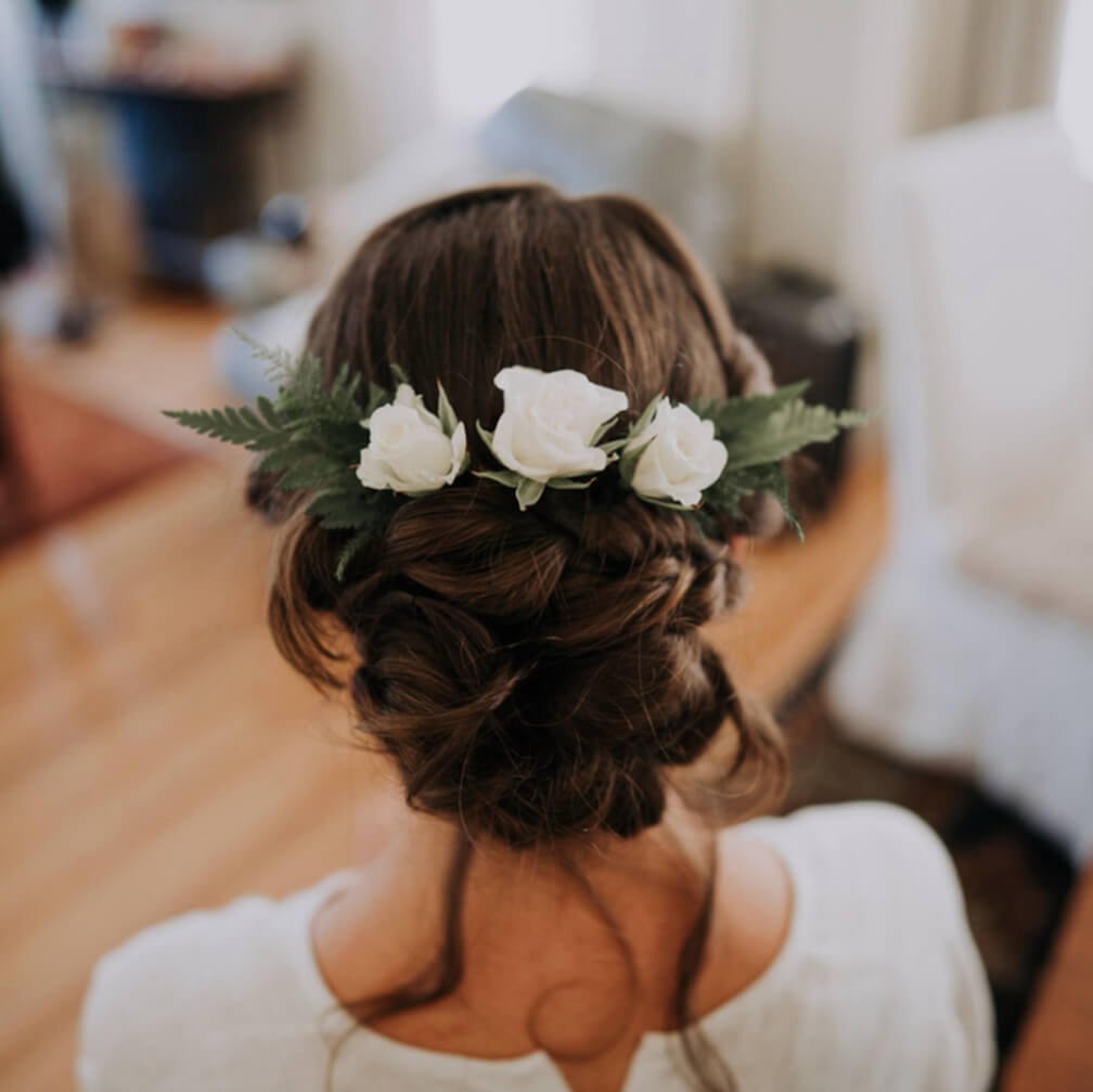 Bridal updo with white roses, photo by Apollo Fotographie