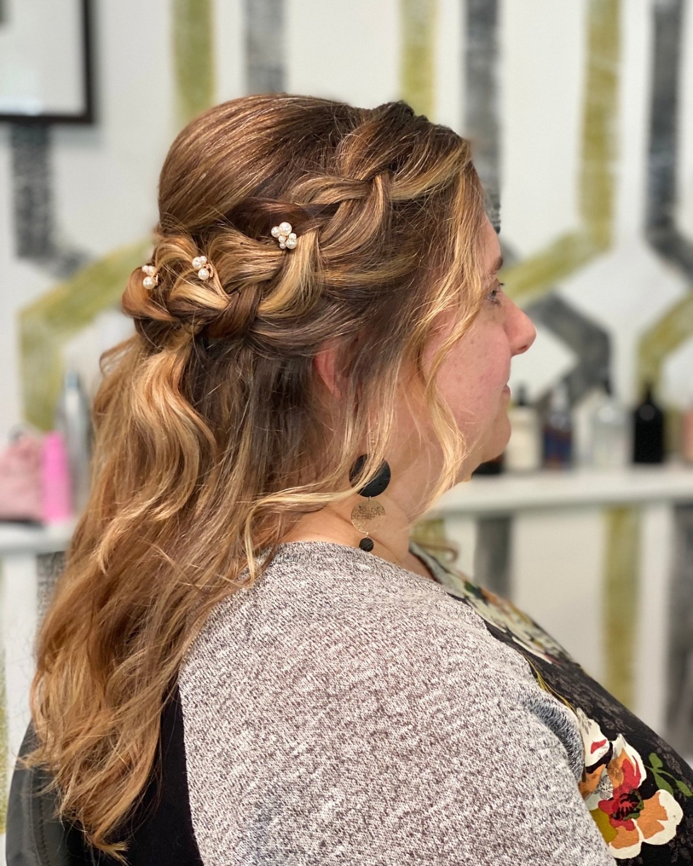 💍Natural bridal hairstyle with braids towards the back. This bride is getting married in June, so these photos are from the bride&rsquo;s preview last week.

We began prep a month ago by giving the bride a balayage and haircut. We wanted a soft grow