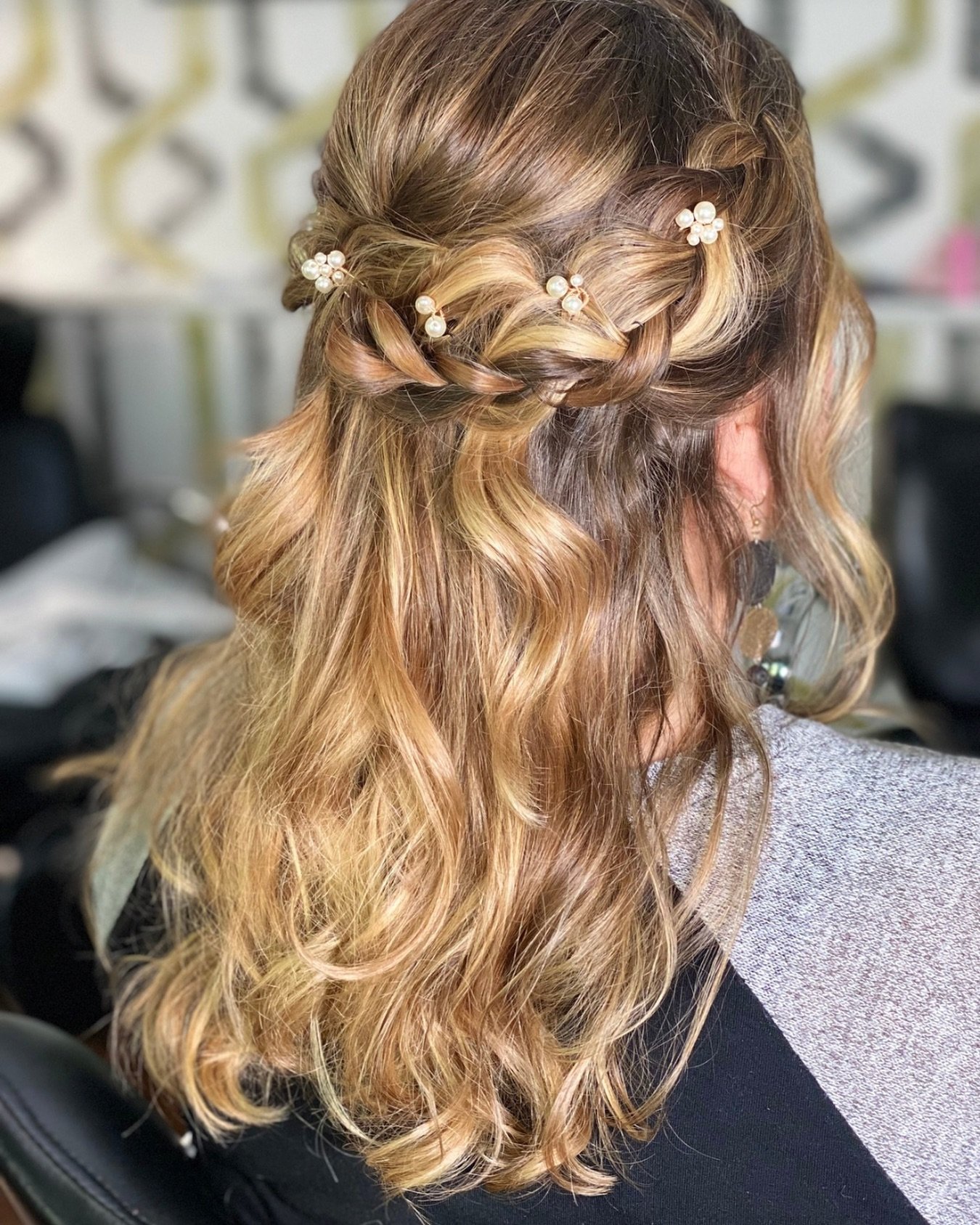 Are you a bride-to-be with a vision of an updo or partial upstyle for your big day? 🎉👰 Let me tell you why a Balayage service is an absolute match made in heaven for your stunning bridal hairstyle! 

😍✨ Get ready to turn heads and rock that confid